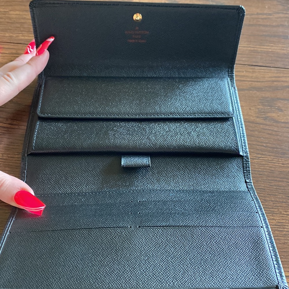 Authentic Louis Vuitton black epi wallet. Gently used no wear - Picture 6 of 8